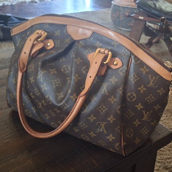 Louis Vuitton - Picture 1 of 2